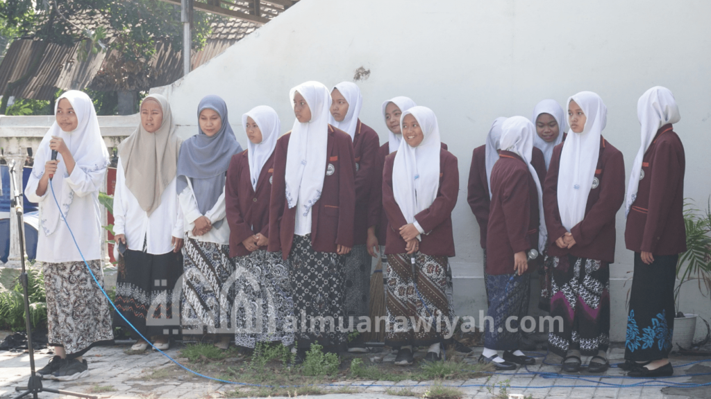 gambar santri putri menggunakan sarung batik simbol hari santri nasional