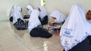 gambar santri putri setoran hafalan Al Qur'an