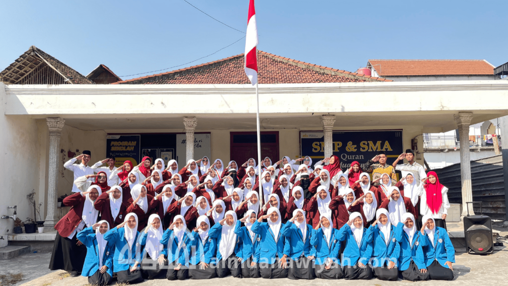 gambar siswa dan guru berbaris hormat bendera di halaman sekolah Pondok Tahfidz Al Muanawiyah Jombang