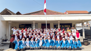 gambar siswa dan guru berbaris hormat bendera dalam artikel kelebihan Pondok Al Muanawiyah