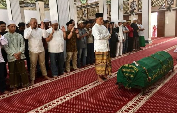 gambar beberapa orang pria sedang shalat jenazah