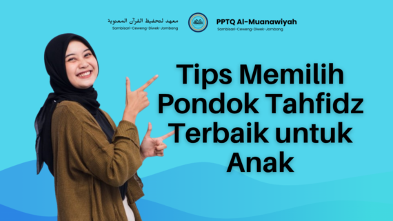 gambar wanita berhijab menunjuk dan tersenyum