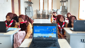 gambar siswa berpakaian baju pramuka sedang belajar koding