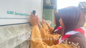 gambar siswa putri berpakaian pramuka sedang belajar foto dan video dalam ekstrakurikuler multimedia pondok pesantren