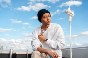 gambar pria Asia memegangi dadanya yang terhubung dengan infus iilustrasi penerapan hadits arbain ke-2 tentang iman saat sakit