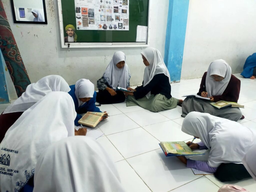 gambar santri sedang belajar bersama dalam halaqah