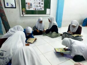 gambar santri sedang belajar bersama dalam halaqah ilustrasi wahyu pertama Rasulullah tentang perintah membaca