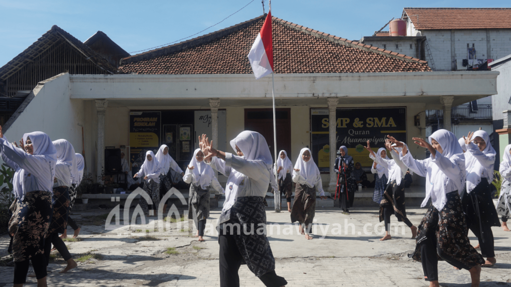 beberapa santri putri menari tradisional dalam perayaan hari guru nasional 2025