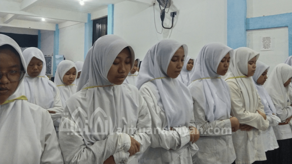 gambar beberapa santri putri praktek qadha shalat karena haid