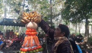 gambar seorang pemangku adat mendoakan makanan di sedekah bumi