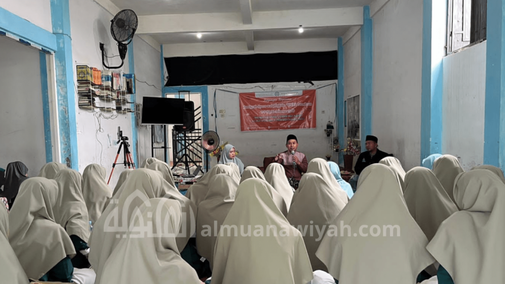 gambar mahasantri putri menyimak penjelasan pembicara dalam studi banding