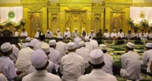 gambar pengajian dzikir tarekat qadiriyah dengan laki-laki berpakaian putih
