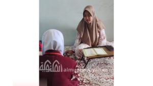gambar santri putri setoran hafalan al quran dalam artikel jadwal kegiatan santri tahfidz