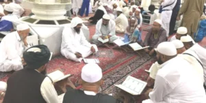 gambar beberapa orang Arab sedang duduk melingkar belajar bersama Syekh di Mekkah seperti Syekh Abdul Karim Banten