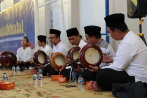 gambar beberapa orang pria memukul rebana dalam kesenian hadrah