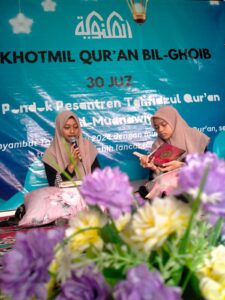gambar dua orang santri putri saling menyiumak hafalan al quran