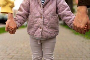 gambar orangtua menggenggam tangan anak parenting santri pondok putri
