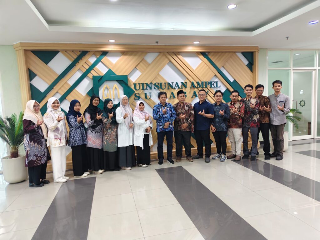 beberapa orang foto bersama di depan tulisan UIN Sunan Ampel Surabaya termasuk pendiri PPTQ Al Muanawiyah