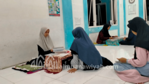 gambar santri putri setoran hafalan kepada musyrifah ilustrasi persiapan memilih pondok