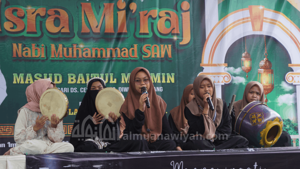 gambar santri putri pondok tahfidz jombang Al Muanawiyah bermain banjari