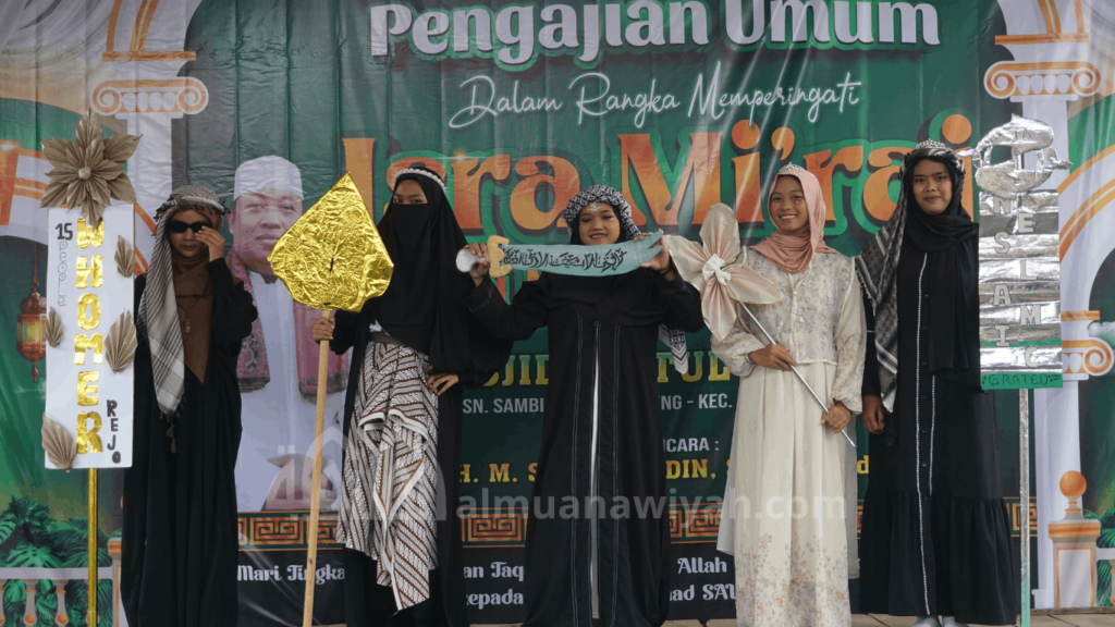 gambar fashion show santri dalam perayaan Isra' Mi'raj Al Mu'anawiyah Jombang