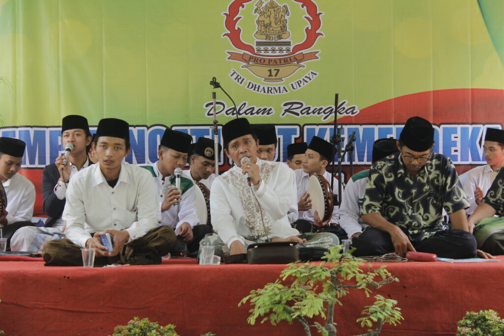 gambar beberapa orang memainkan seni al habsyi atau hadrah