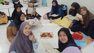 gambar santri makan bersama pentingnya lingkungan dalam mengatasi tantangan dalam menghafal Al-Qur'an