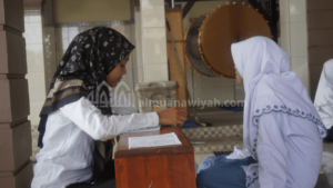 gambar santri putri setoran hafalan ke guru pondok tahfidz putri Jombang