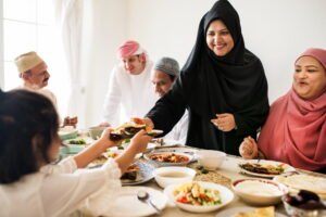 gambar makan bersama keluarga ilustrasi sedekah makanan dalam amalan penghuni surga Surat Al Balad