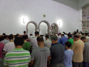 gambar orang melaksanakan tata cara shalat tarawih