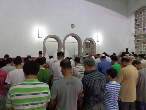 gambar orang melaksanakan tata cara shalat tarawih