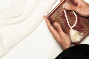 gambar tangan memegang Al-Qur'an ilustrasi kisah Umar bin Khattab masuk Islam