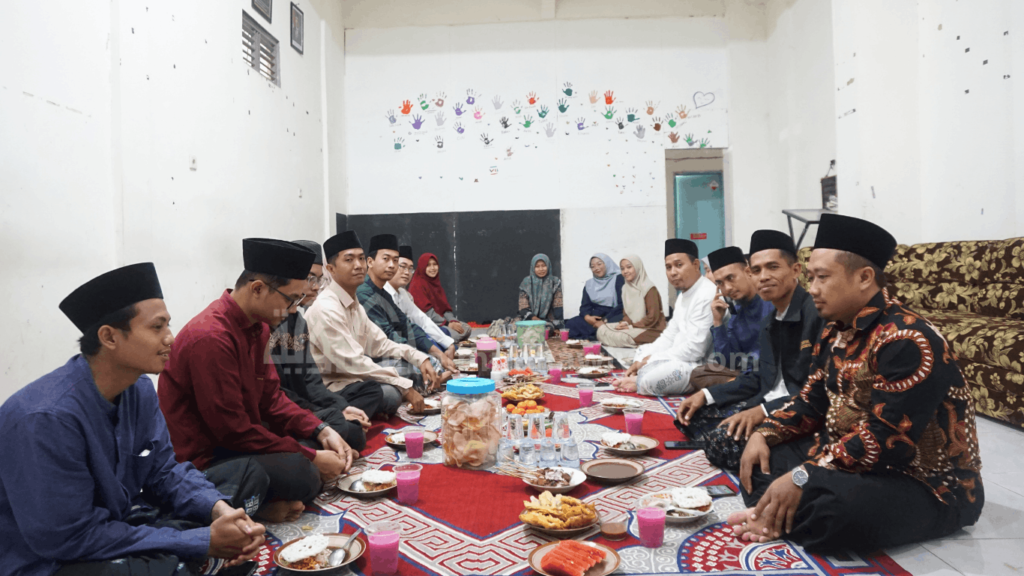 beberap aorang berkumpul untuk buka bersama dalam penutupan kegiatan PPTQ Al Muanawiyah