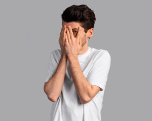 gambar pria menutup wajahnya dengan tangan ilustrasi perbedaan tawadhu dan rendah diri