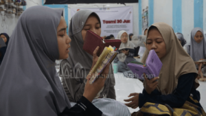 gambar santri membaca Al-Qur'an dalam artikel cara fokus menghafal Al-Qur'an