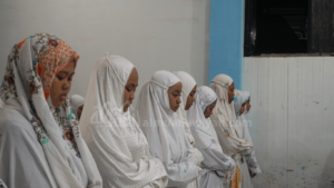 gambar santri putri shalat berjamaah contoh pengaruh lingkungan terhadap kualitas belajar