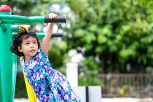 gambar anak perempuan bermain dalam artikel cara mendidik anak perempuan menurut rasulullah