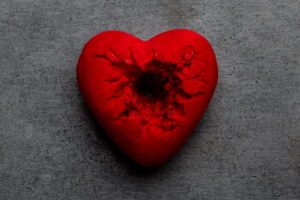 gambar hati berlubang ilustrasi hati terkunci akibat hukum meninggalkan shalat Jumat