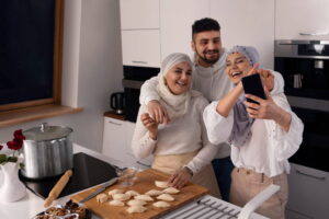 gambar saudara keluarga harmonis contoh konsep rezeki dalam Al-Qur'an