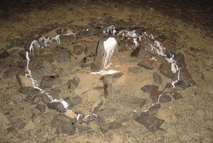 gambar nisan batu di Abwa' makam Aminah binti Wahab dalam artikel kecerdasan ibu Rasulullah