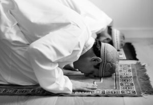 pria sujud shalat contoh sujud sahwi saat lupa rakaat shalat