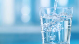 gambar segelas air putih ilustrasi hukum menelan ludah saat puasa