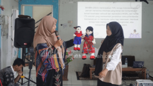 pemateri dari Woman's Crisis Center (WCC) Jombang dalam seminar pendidikan kesehatan reproduksi siswa Al Muanawiyah
