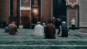 gambar jamaah pria shalat di masjid ilustrasi rukhsah shalat