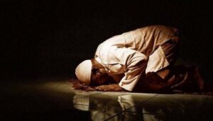 gamabr pria sujud di malam hari ilustrasi keutamaan shalat tahajud