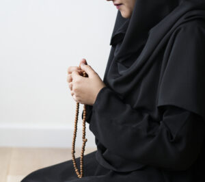 gambar wanita berhijab hitam dzikir dengan tasbih contoh kesalahan setelah shalat