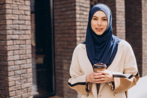 gambar wanita berhijab mengenakan gamis contoh pakaian yang sesuai syarat pakaian wanita muslimah