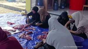gambar santri memotong daging dalam pembagian daging qurban PPTQ Al Muanawiyah