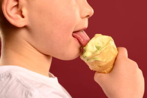 anak laki-laki menjilat es krim contoh hukum mencicipi makanan ketika puasa