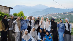 foto bersama siswa kelas IX SMPQ Al Muanawiyah angkatan 2 dengan latar belakang gunung